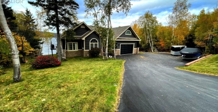 6 Bowater Boulevard, Pasadena A0L1K0, Newfoundland & Labrador